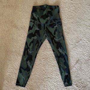Old Navy Camouflage Cropped Maternity Leggings